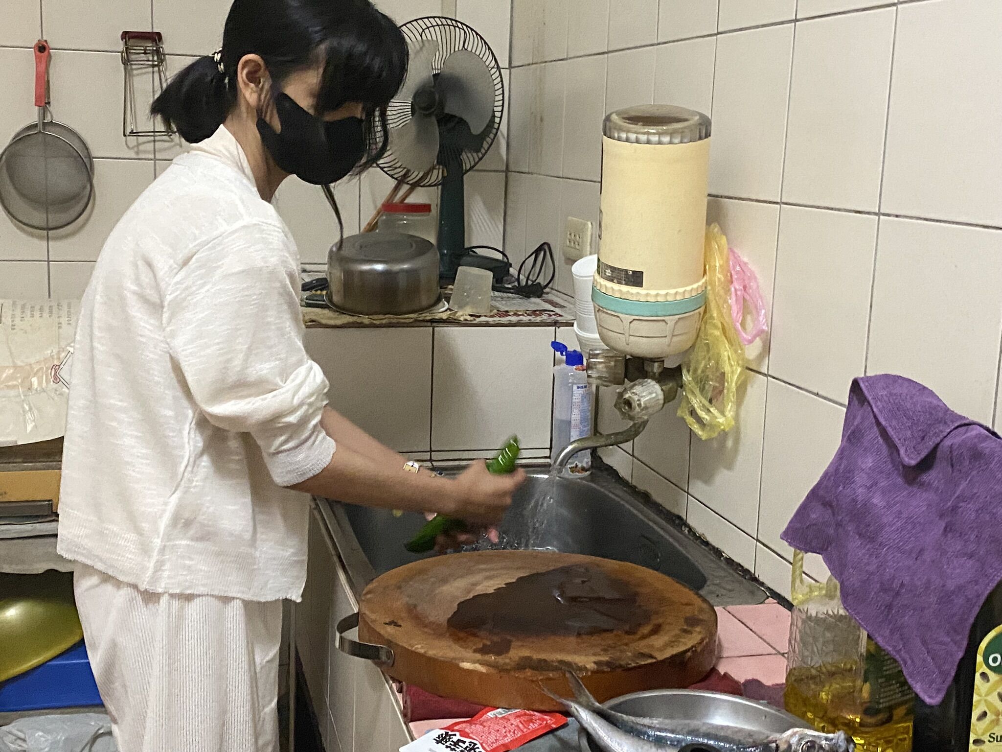 阿奇伯除做工養孫子，受傷前返家還會要煮晚餐，孫女小馨說，常看阿公煮也學會做涼伴小黃瓜。王雪玲攝