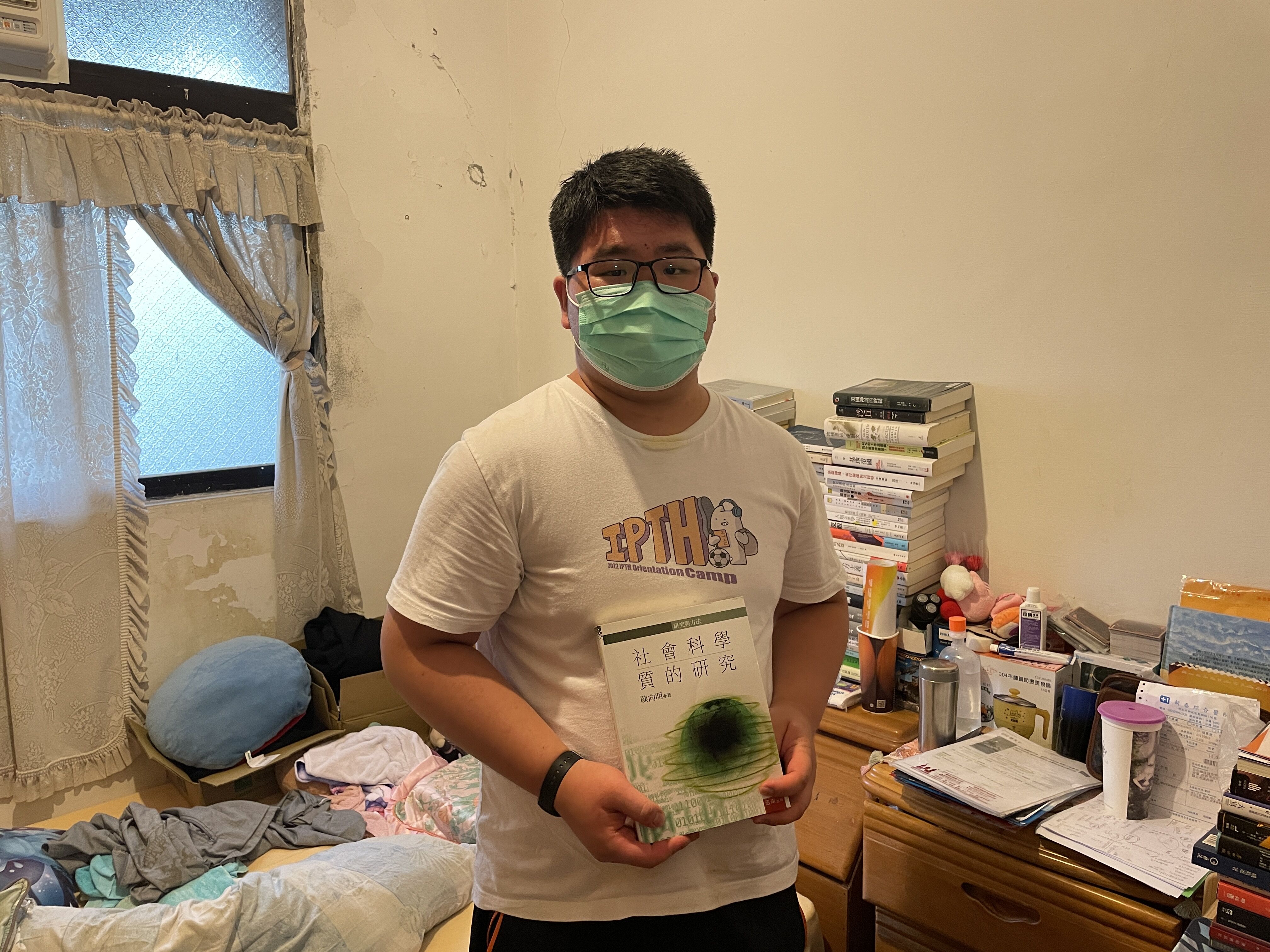 小雄就讀國立大學人文社會學院，他預計畢業後考公職盼有穩定工作可扛起家計。李佳玲攝