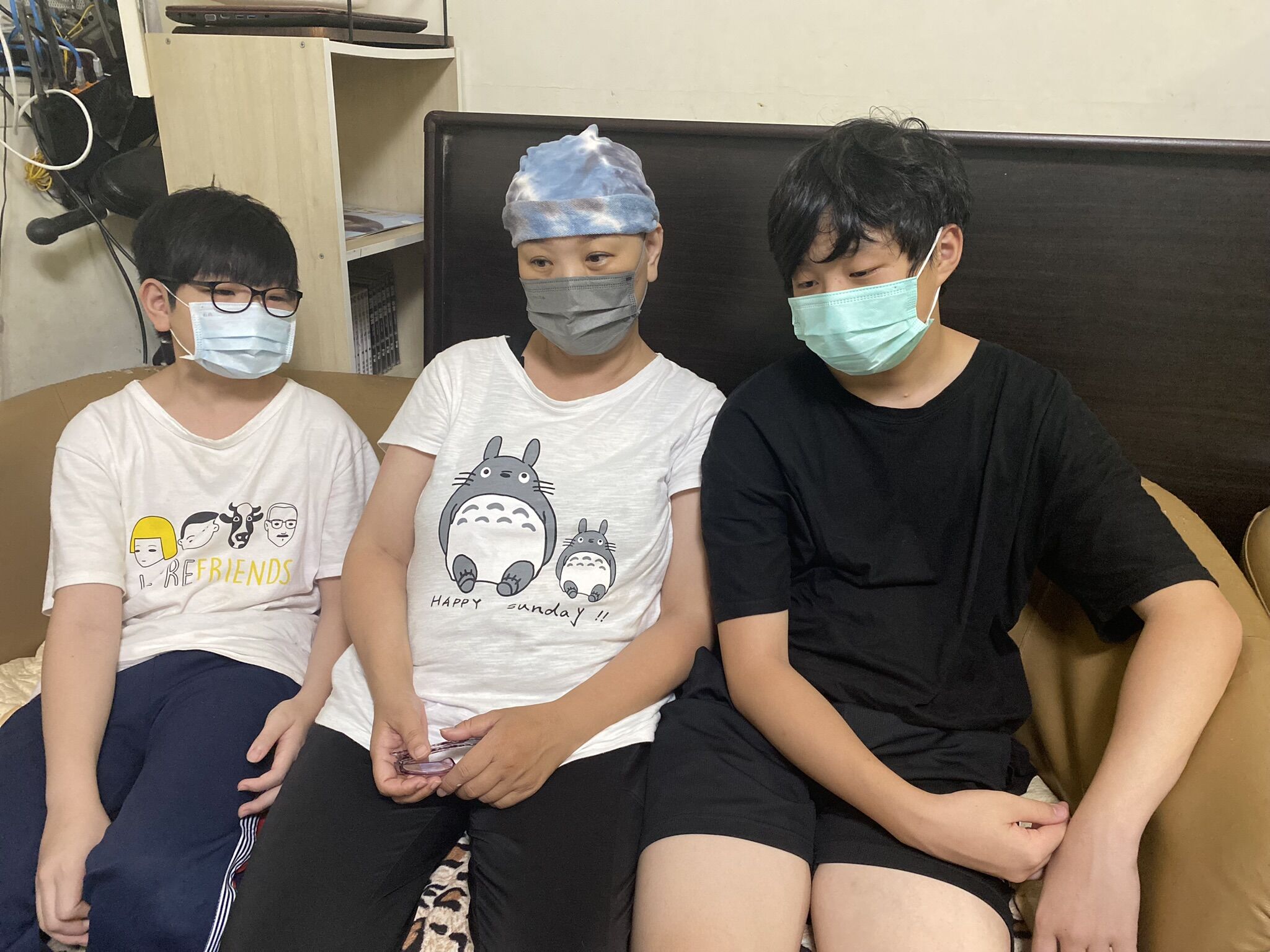 53歲阿禾 (中)單親養育兩個就讀國高中兒子， 16歲次子小豪（右）與14歲三子小奕（左）。王雪玲攝