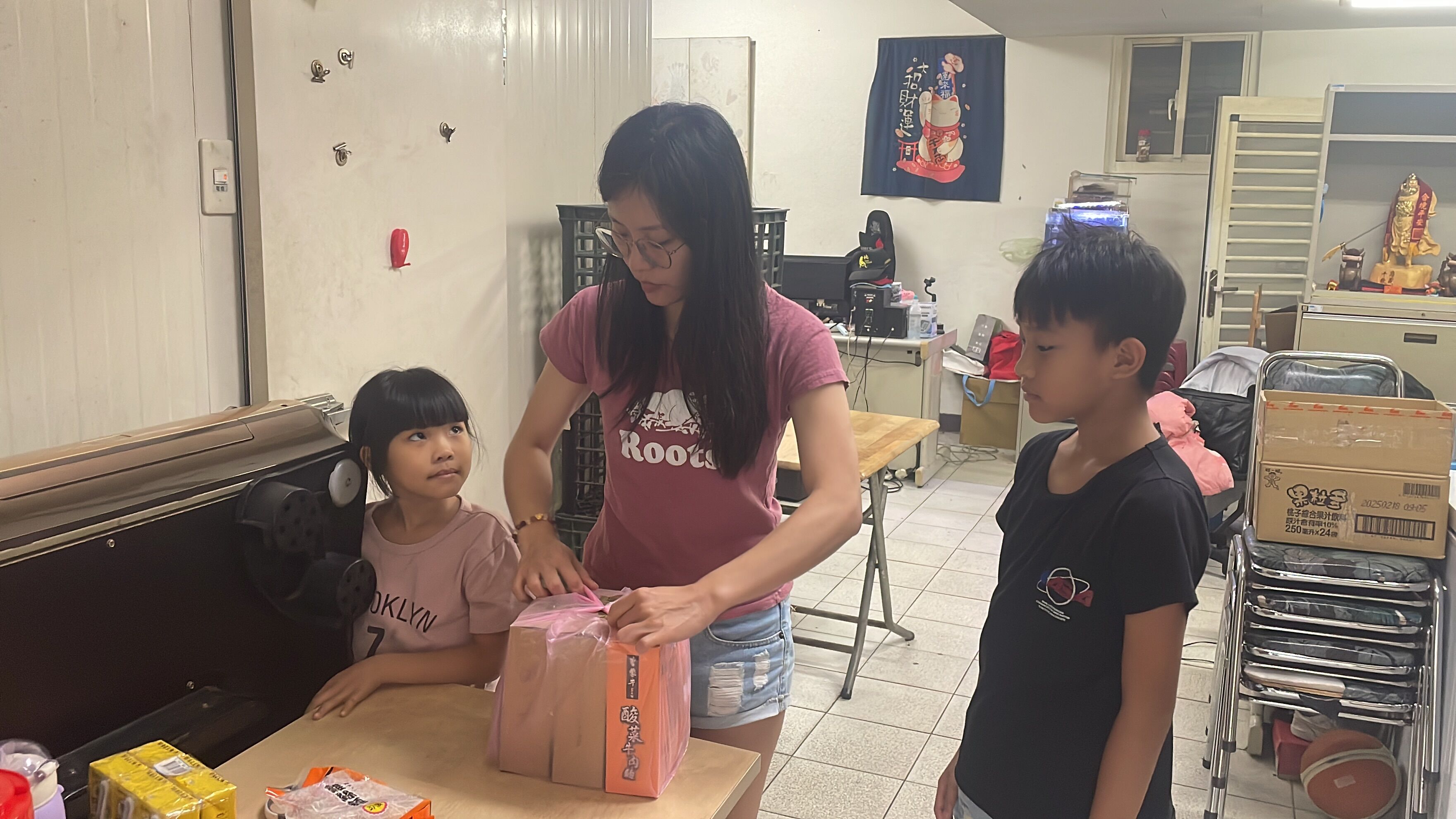 阿耀太太阿歆包貨時，2子女也會在旁協助幫忙。李佳玲攝