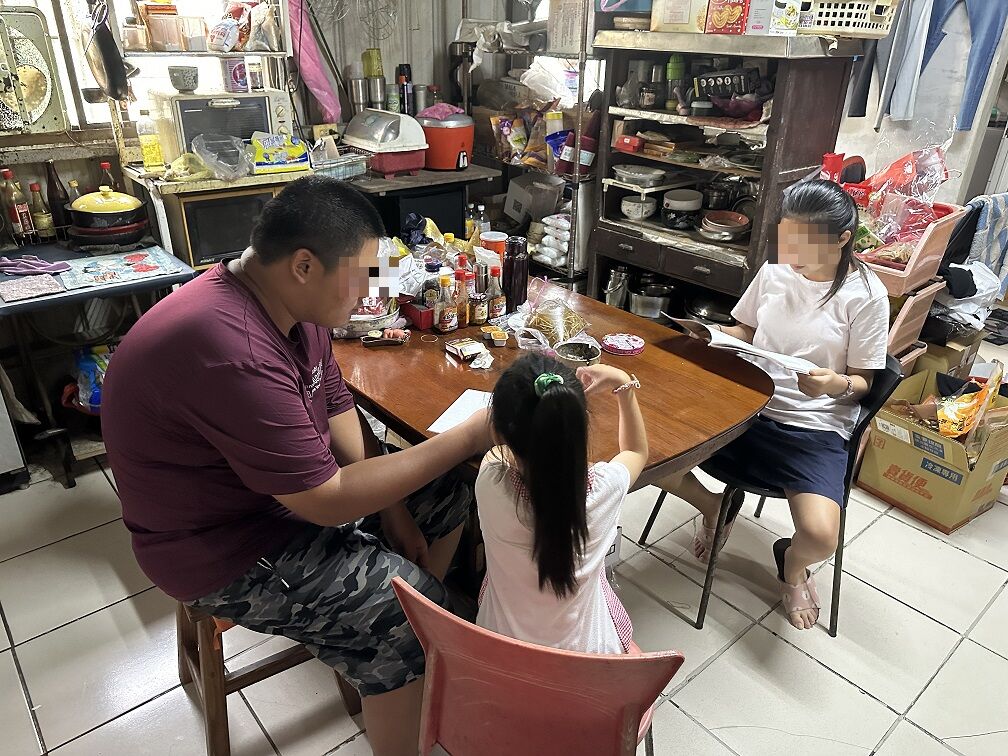 阿惠的兒子小毅(左)現讀高一，長女小欣(右)讀國一、次女小芷讀小二。江品璁攝