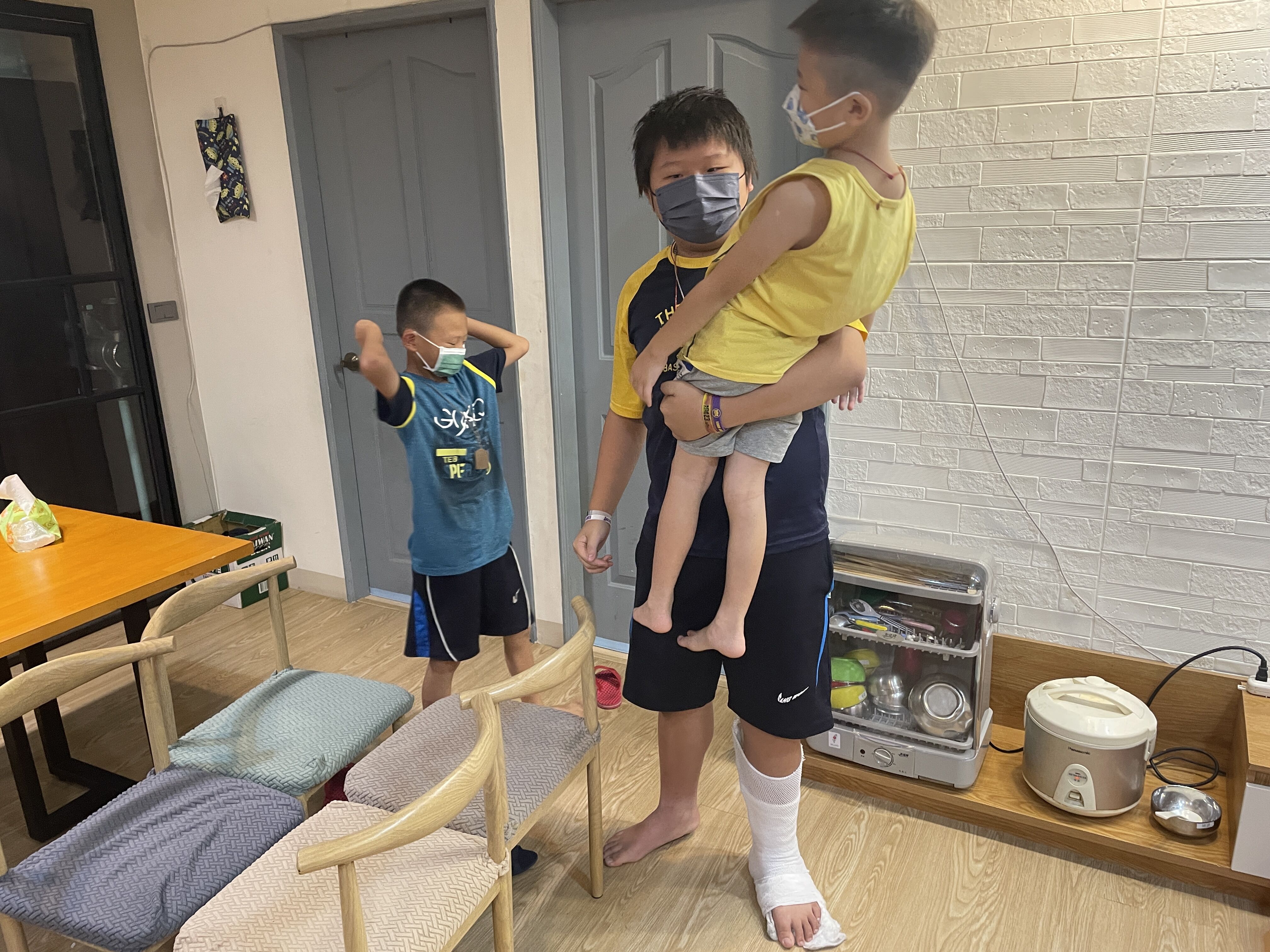 小諺(中)身材高壯對2個年幼的弟弟也非常照顧，他因7月跌倒現仍用石膏固定，等腳傷較好後便會開始治療。李佳玲攝