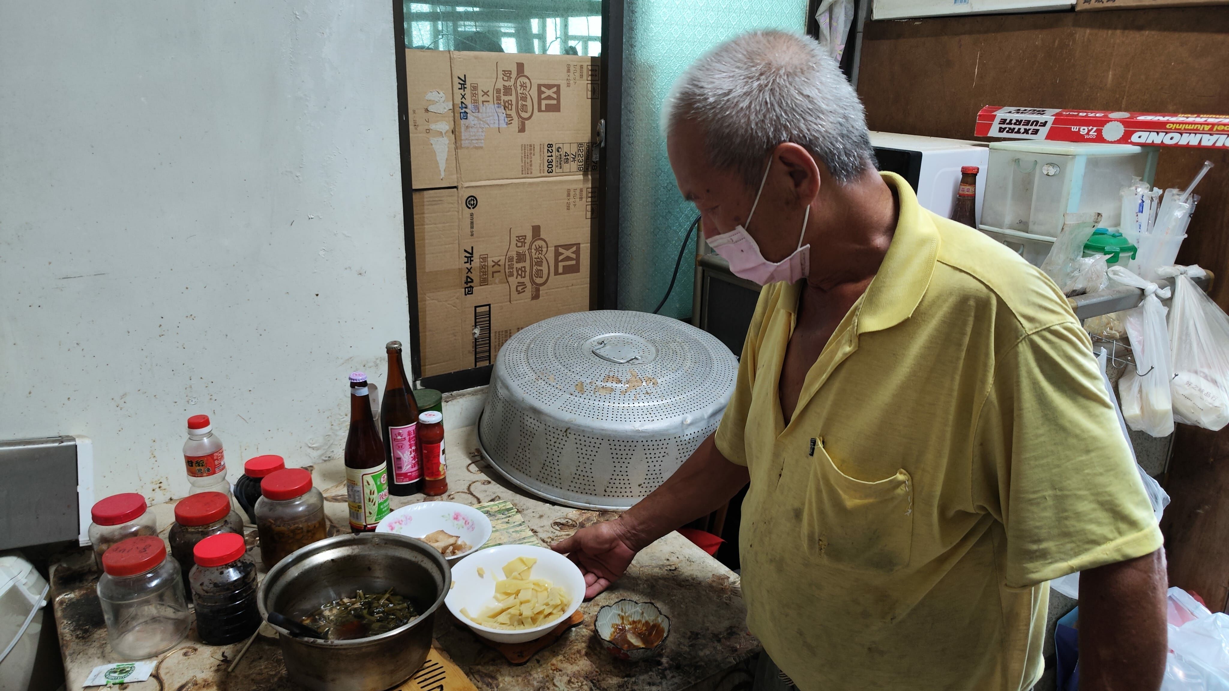 阿發伯為了節省開銷，近期靠自種蔬菜及鄰居送食材解決三餐。韓旭爾攝