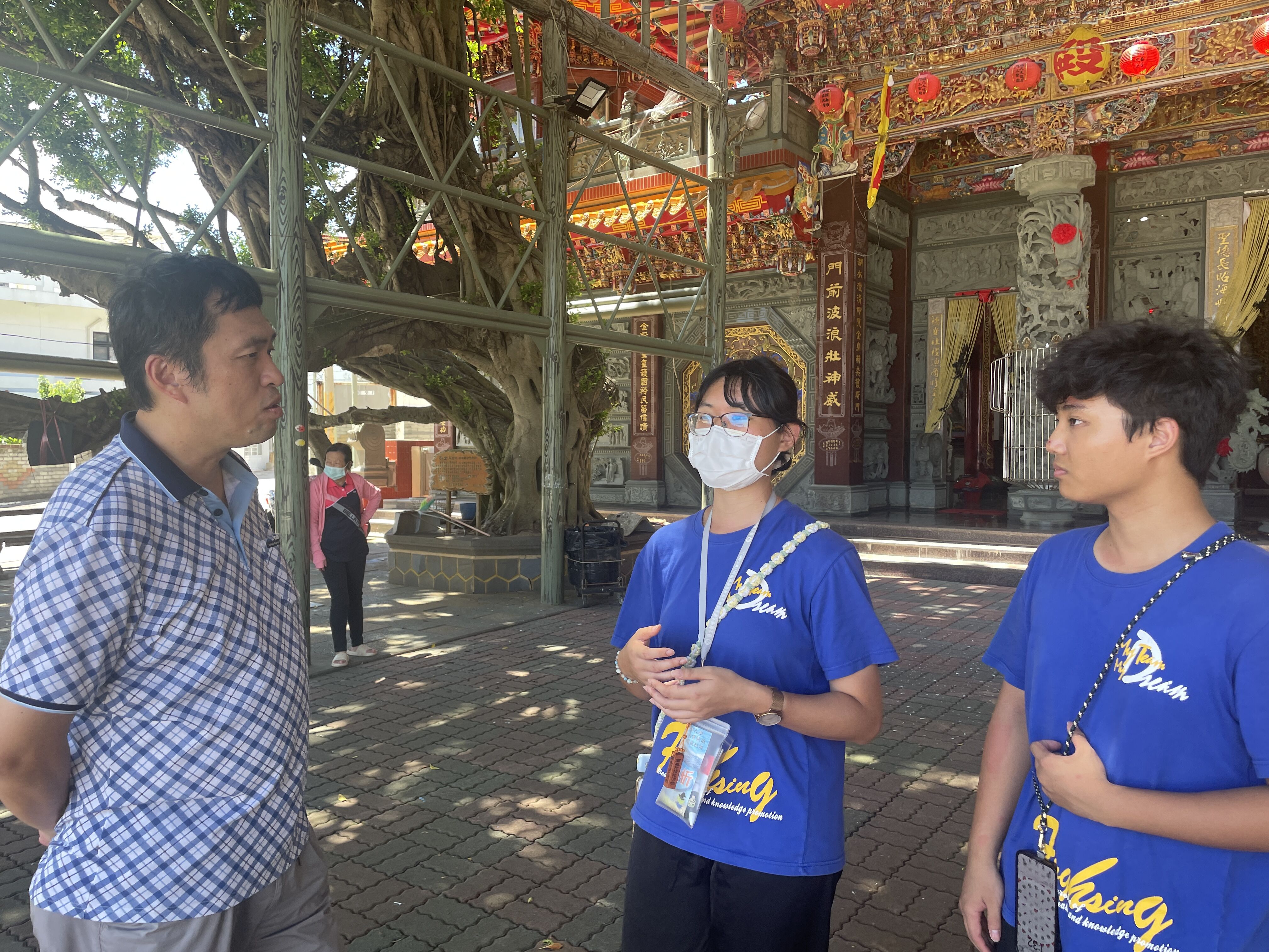 蘋果慈善基金會董事徐則鈺律師（左）至澎湖訪視台北醫學大學楓杏醫學青年服務團服務。中為服務隊隊長陳育忻。李佳玲攝