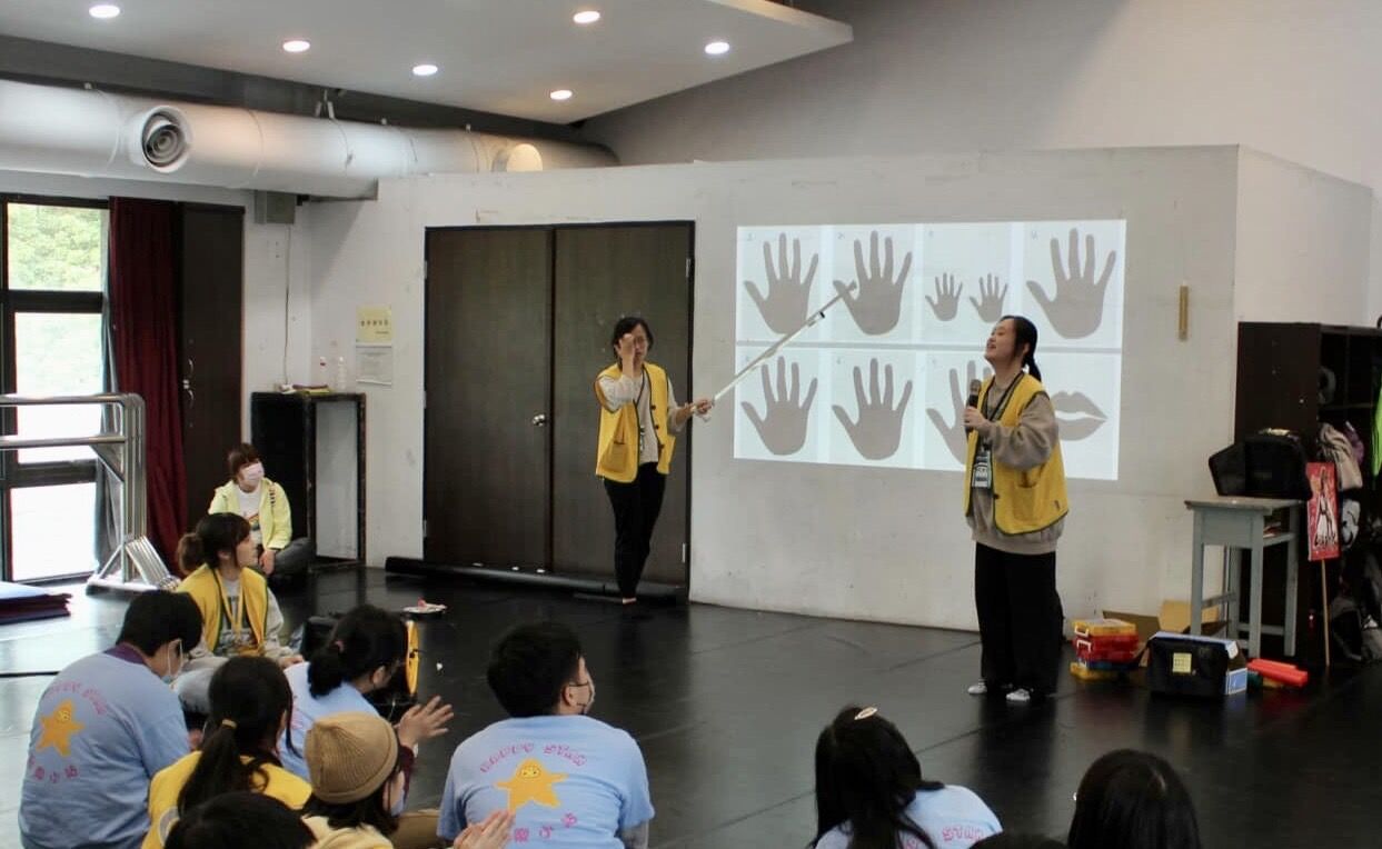 台北藝術大學北藝大藝術服務隊舉辦快樂星星藝術營隊，服務自閉症者大朋友們。台北藝術大學北藝大藝術服務隊提供