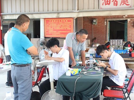 台灣科技大學社會服務團結合機械專長，至雲林進行電器維修服務。台灣科技大學社會服務團提供