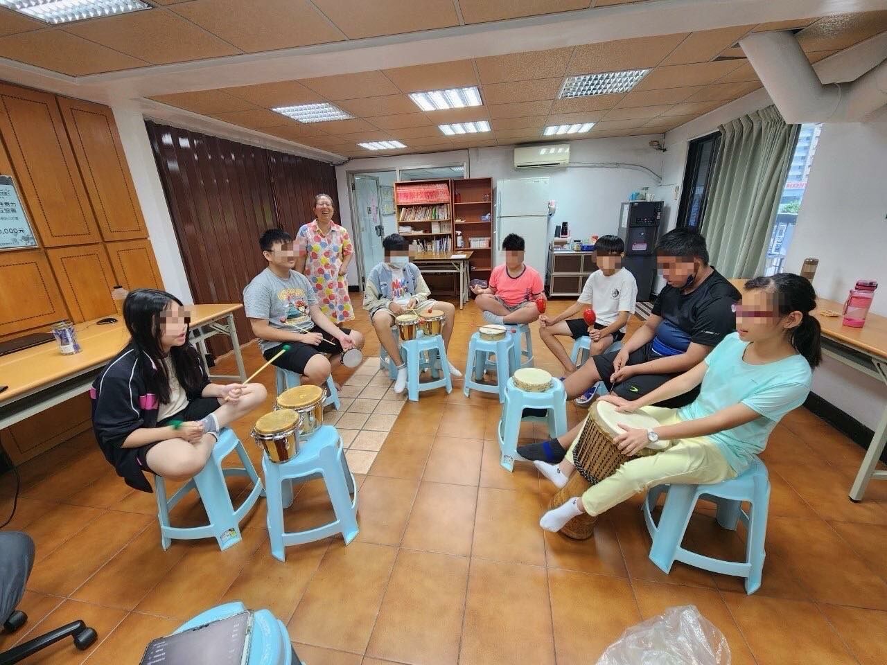 高雄市注意力缺陷過動症協會服務過動症的孩子們，帶領他們透過打鼓等，進行音樂治療。高雄市注意力缺陷過動症協會提供