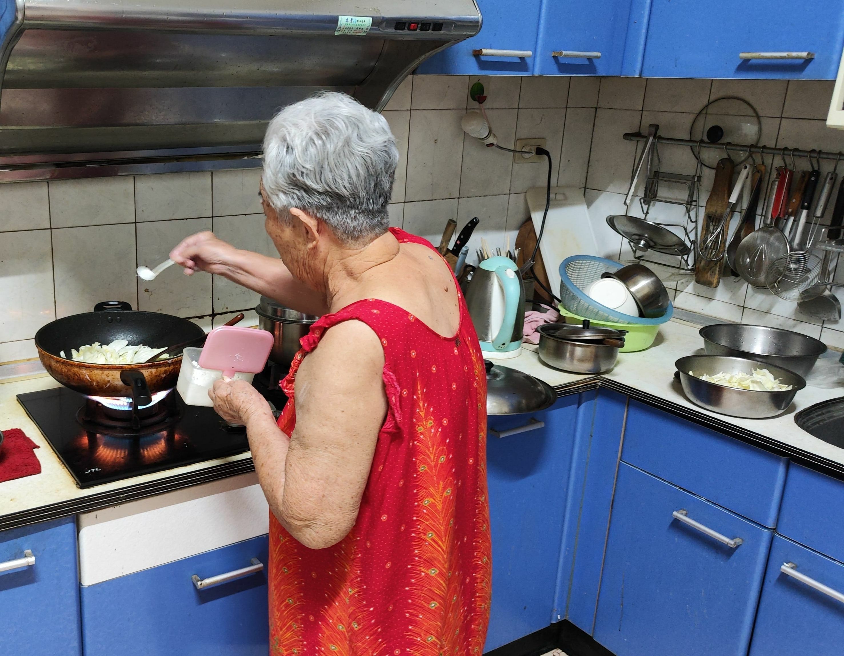 阿玲82歲婆婆協力打理日常三餐。韓旭爾攝