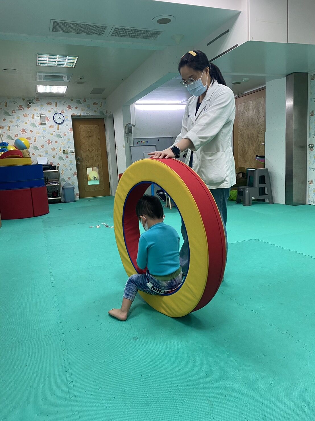 阿玉的兒子小傑（左）是6個月就出生早產兒，有發展遲緩及過動情況，每周做4次早療。（家屬提供）