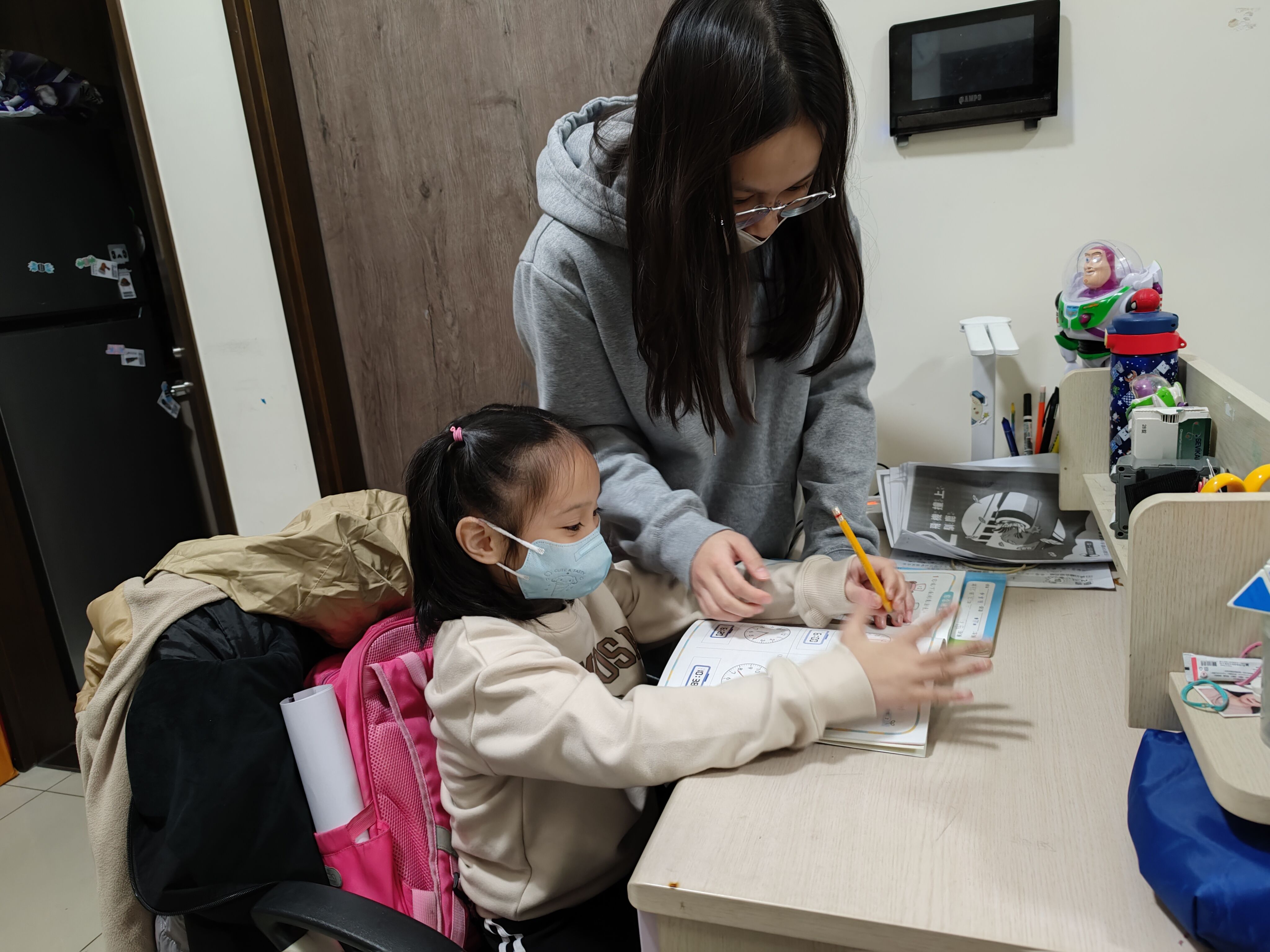 讀大3的長女小晴會幫忙照顧7歲妹妹小華。王雪玲攝