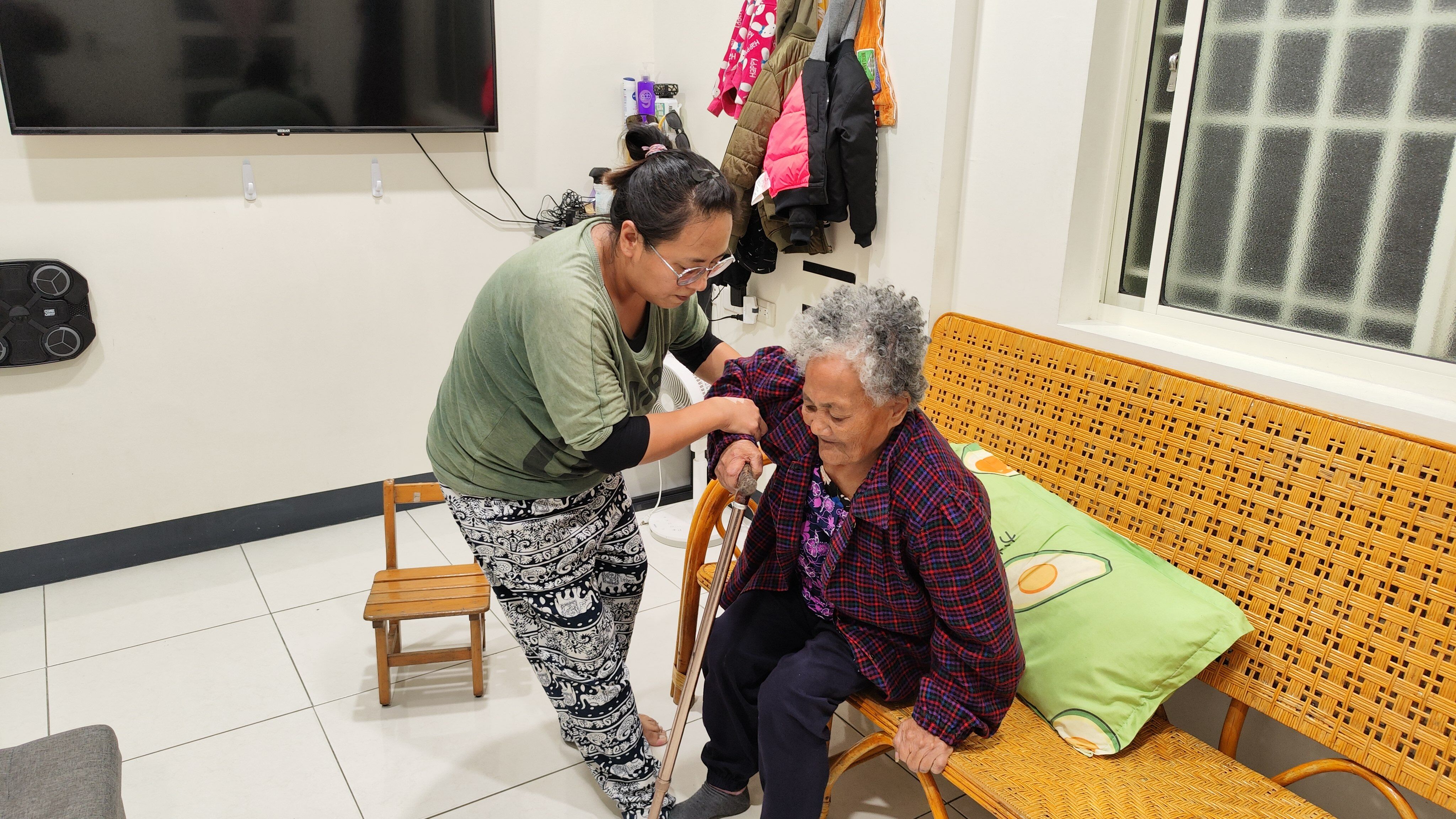 79歲阿蓮婆（右）因中風行動不便，起居需媳婦阿詩協助。韓旭爾攝