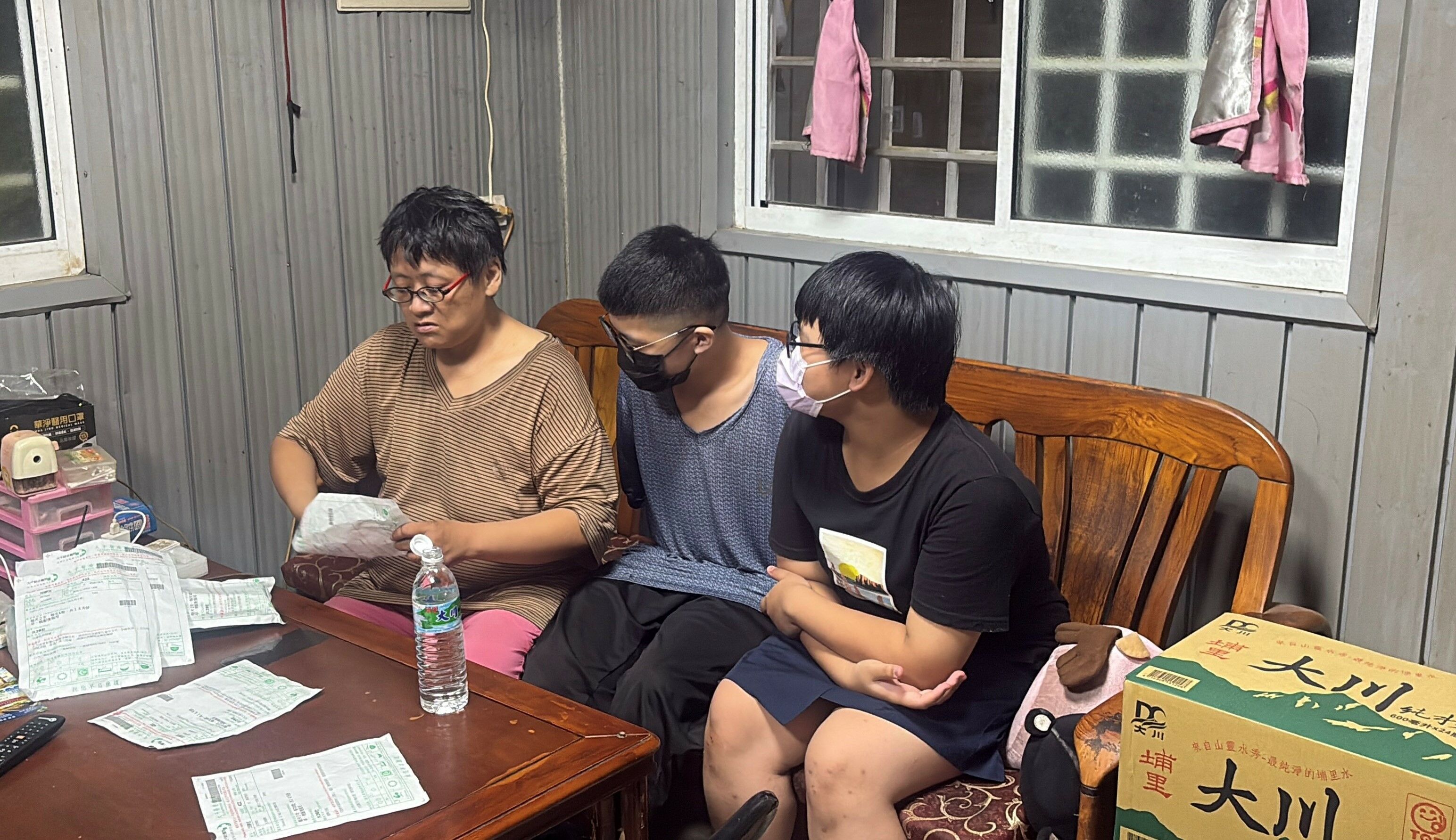單親媽抗癌偏鄉就醫路艱辛 高1子與小6女相伴校方關懷助資源 單親媽抗癌偏鄉就醫路艱辛 高1子與小6女相伴校方關懷助資源